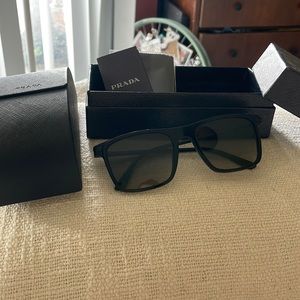 Never been worn men’s Prada glasses w box and case
